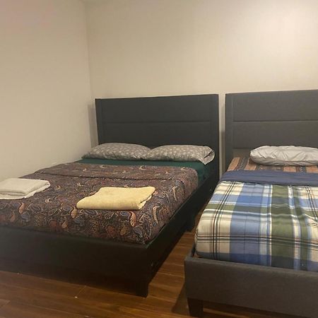Square One Mississauga Suite- Attached Bathroom, Walking Transit & Plaza Екстер'єр фото