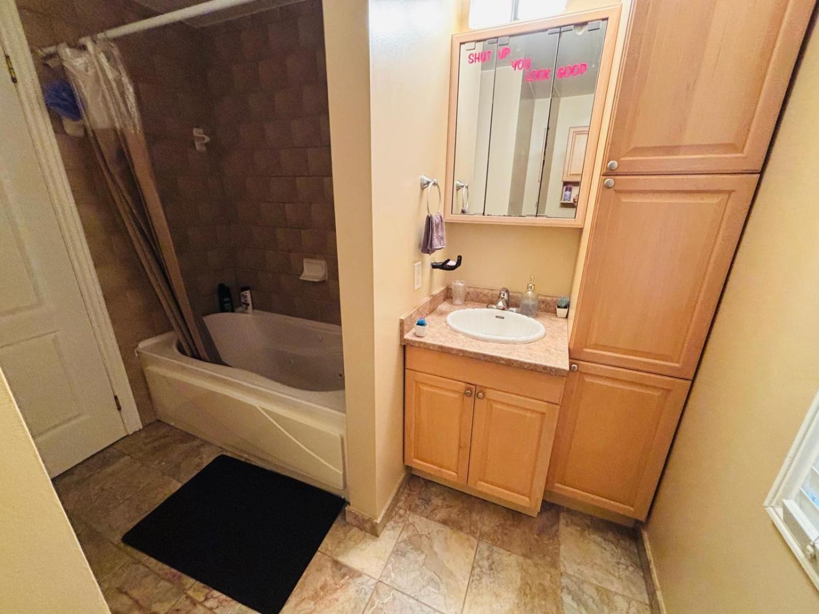 Square One Mississauga Suite- Attached Bathroom, Walking Transit & Plaza Екстер'єр фото